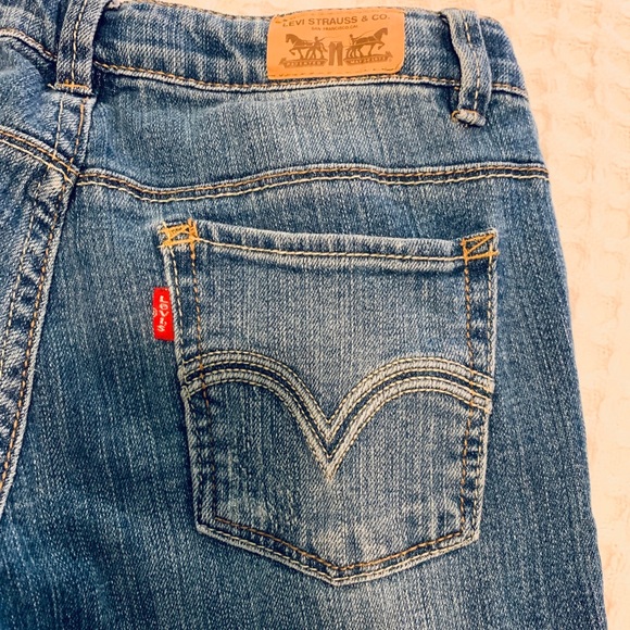 Levi’s Mid-Wash Jeans (Low-rise) - Picture 7 of 8